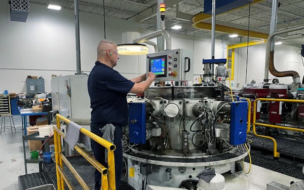機械部品工場で金属切削装置を操作するスタッフ（米オハイオ州）＝ロイター