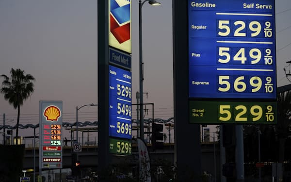 カリフォルニア州のガソリン価格の平均が初めて１ガロン５ドルを突破した＝ＡＰ