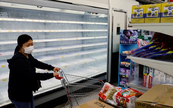香港のスーパーでは戸棚から食品が消えた＝ロイター