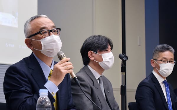 手代木社長（左）は開発中のワクチンの有効性について説明した（4日、東京都千代田区）