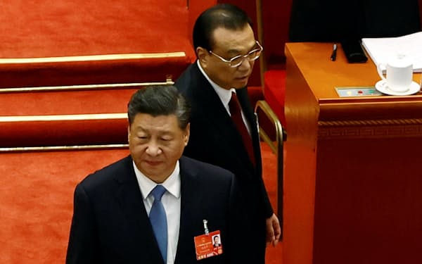 中国の全国人民代表大会の開幕式で入場する習近平国家主席（左）と李克強首相（３月５日、北京）＝ロイター