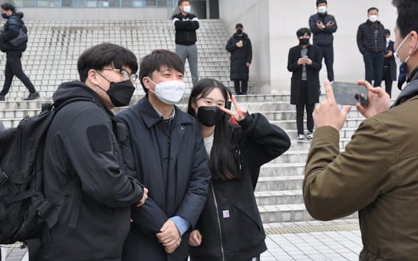 4日、光州市の大学を訪れた保守系野党「国民の力」の李俊錫代表（左から2人目）