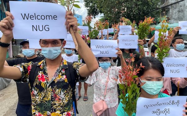 2021年4月、ヤンゴンでNUGへの支持を訴えてデモをする人々＝ロイター
