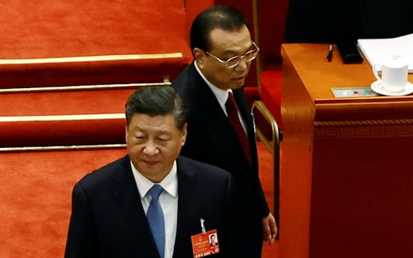 中国は秋の共産党大会を控えて安定成長を最重視する（5日、習近平国家主席㊧と李克強首相、北京市の人民大会堂）＝ロイター