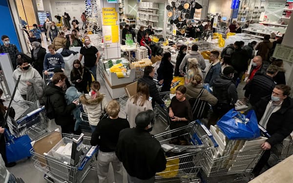 商品の供給が減るとの観測から買い急ぐ消費者も多い（３日、モスクワのイケアの店舗で列を作る市民ら）＝ロイター