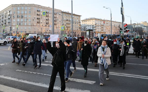 ロシアは国内の反戦デモへの締め付けを強める（2月末、モスクワでの抗議活動）＝ロイター