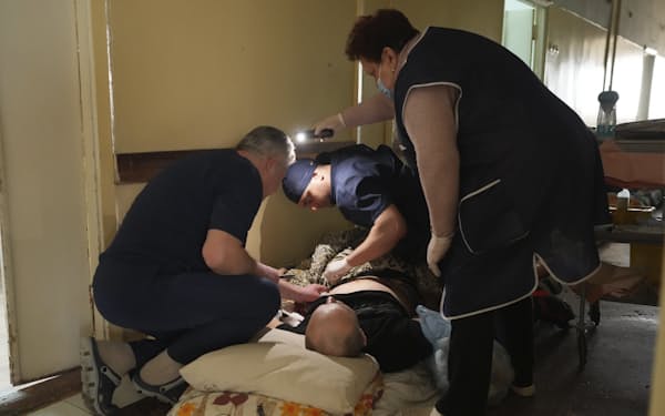 砲撃による負傷者を手当てする医療従事者（4日、ウクライナ南東部マリウポリ）＝ＡＰ