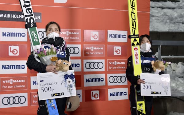 　ジャンプ女子個人第17戦で優勝した高梨沙羅（左）と3位の伊藤有希＝オスロ（共同）