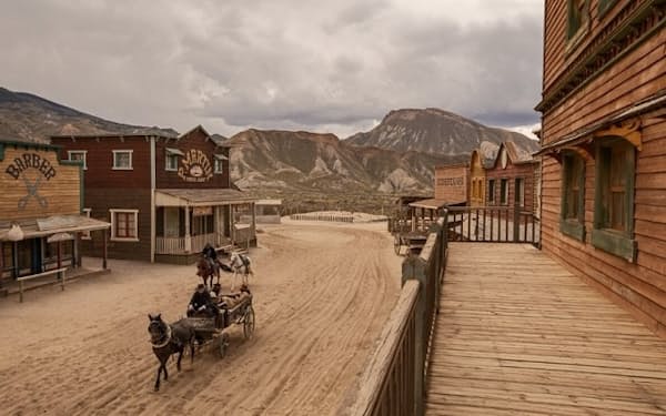 スペインのアルメリア地方の西部劇映画村のひとつ「オアシス・ミニハリウッド」で、馬に乗り、馬車を操るスタントマンたち。1950年代から、この地方の砂漠や峡谷は映画やテレビの関係者を魅了してきた。今日でも、3つの映画村が公開され、カウボーイ・ショーやツアーを提供している（PHOTOGRAPH BY MATILDE GATTONI）
