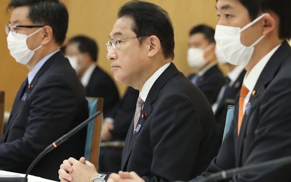 経  済安全保障推進会議の初会合に臨む岸田首相（19日午前、首相官邸）