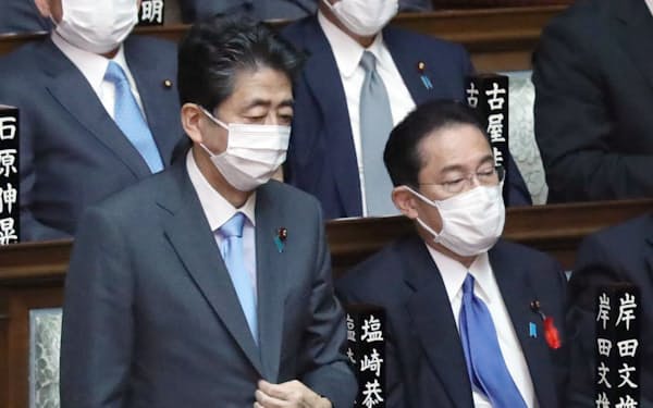 自民党の安倍晋三元首相と岸田文雄首相