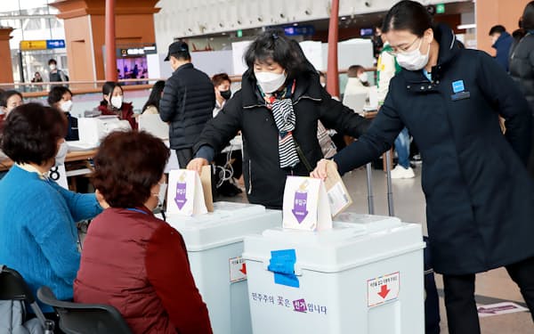 4日、ソウル駅の投票所で韓国大統領選の期日前投票をする有権者