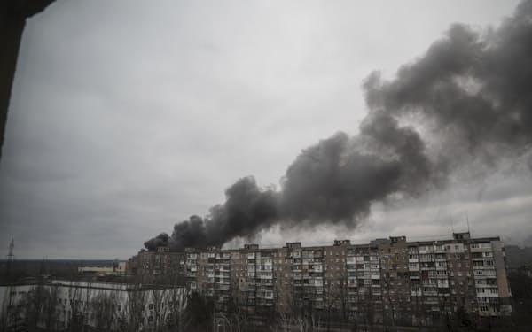 　ロシア軍の砲撃を受け、煙が上がるウクライナ南東部マリウポリの街＝4日（AP＝共同）