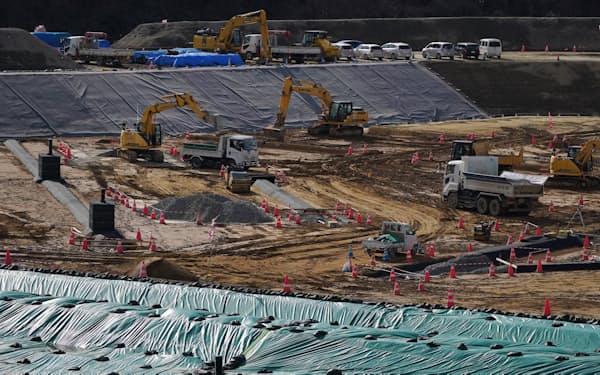 福島県大熊町にある除染土などの中間貯蔵施設。復興の進展に伴い費用も拡大している。