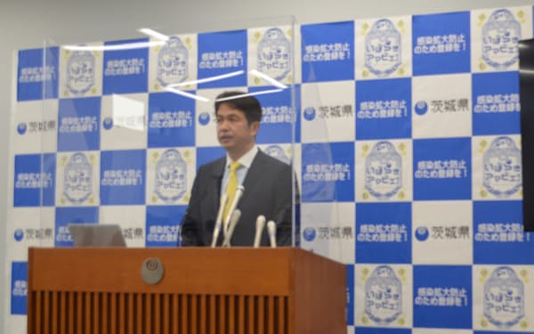 茨城県独自のコロナ対策指針について記者会見する大井川知事（7日、水戸市）
