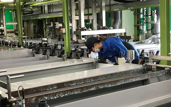 ある自動車メーカーは中国で生産した冷却器を山形でめっきして北米の組み立て工場に運ぶ（山形市のスズキハイテック）