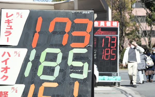 レギュラーガソリンを1リットル＝170円台で販売するガソリンスタンド（25日、東京都内）