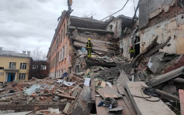 砲撃によって破壊された学校の建物(7日、ウクライナ国境付近)=ロイター