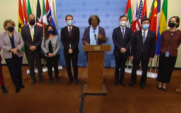 ニューヨークの国連本部で、共同声明を発表する日本の石兼公博国連大使（右から２人目）ら（動画から撮影）