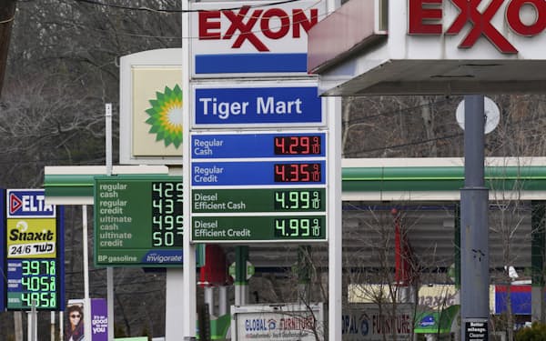 ガソリン価格高騰は米景気の足を引っ張る（７日、ニュージャージー州）＝AP