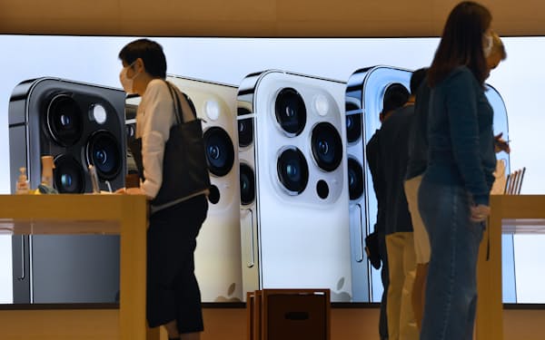 店内のモニターに映し出される「iPhone13」（9月24日、東京都千代田区の「アップル丸の内」）