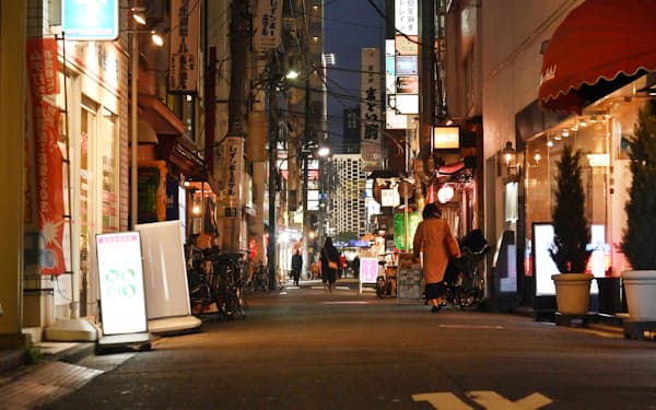 飲食店が立ち並ぶ繁華街（3日、東京都港区）