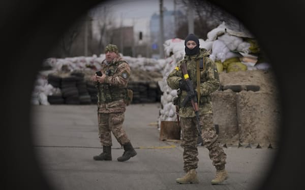 ウクライナ軍はロシア軍による首都キエフ侵攻を食い止めている（７日、キエフ）＝ＡＰ