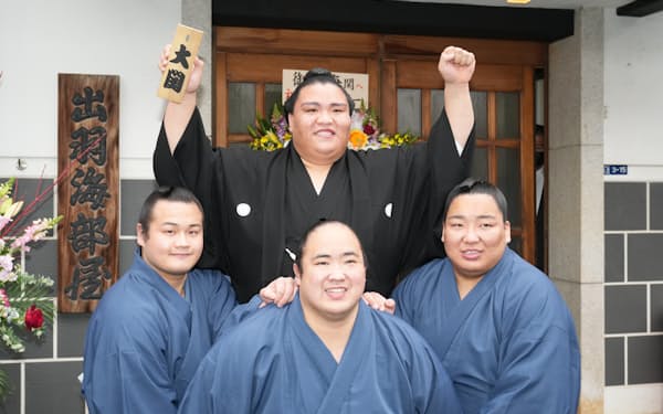 御嶽海㊤は力強い相撲で3度目の優勝を果たし、大関の座をつかんだ