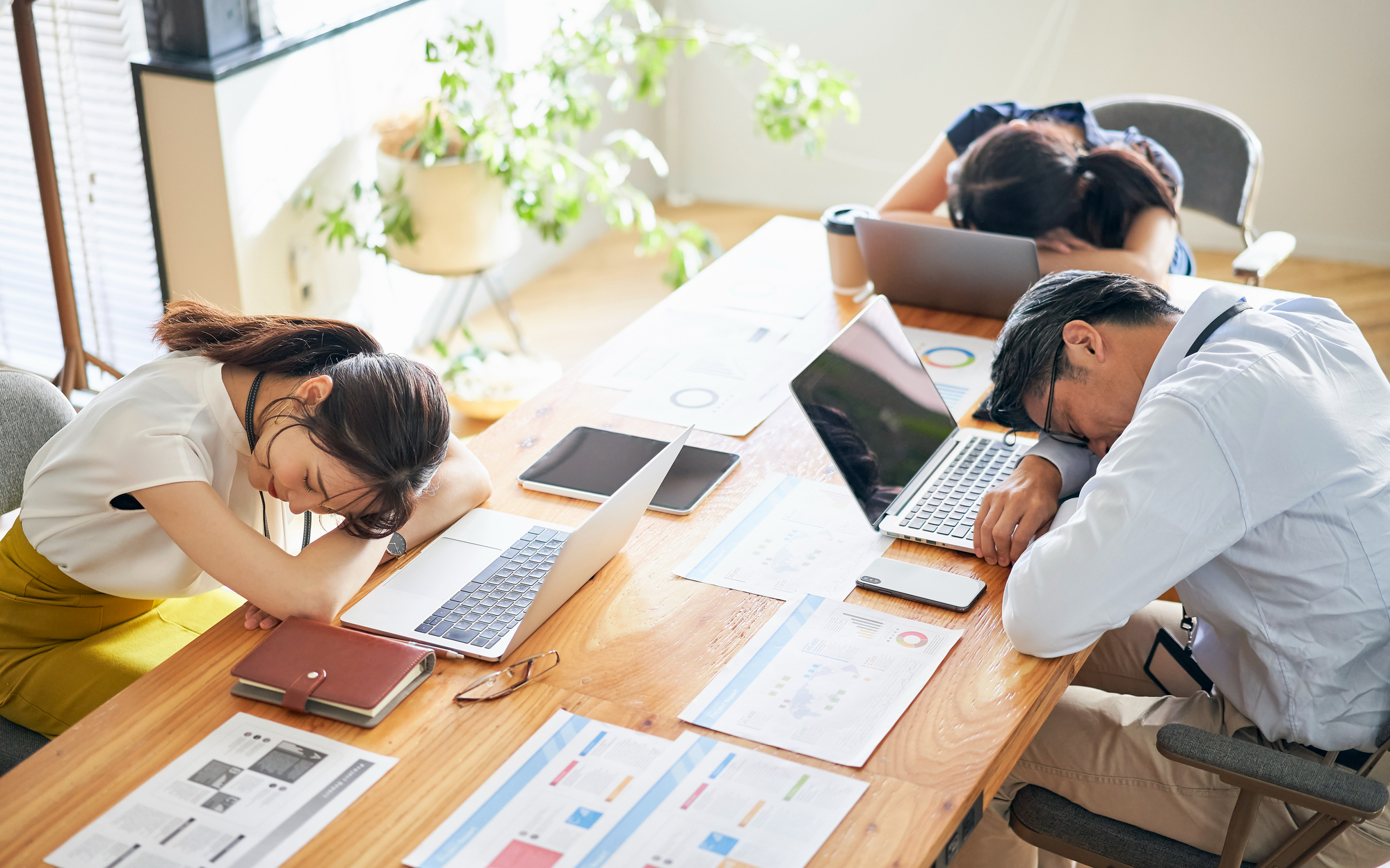 一定の休憩時間を確保できないと仕事の効率が低下し、過労死のリスクも(写真はイメージ=PIXTA)