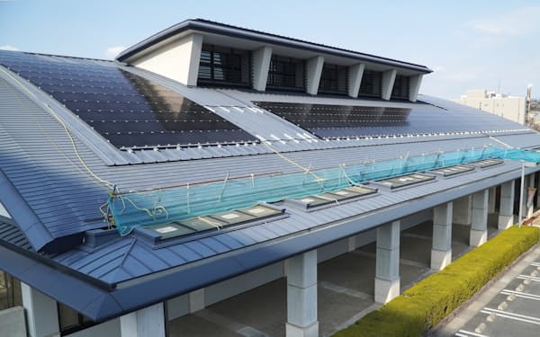 屋根に太陽光パネルを設置した恵那市中央図書館（岐阜県恵那市）