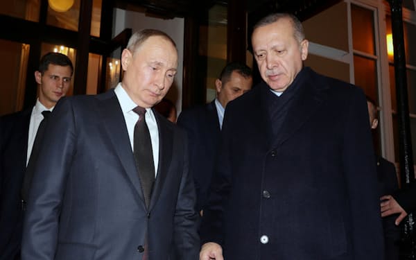 2020年3月にモスクワで会談した後のロシアのプーチン大統領（左）とトルコのエルドアン大統領=Sputnik・ロイター