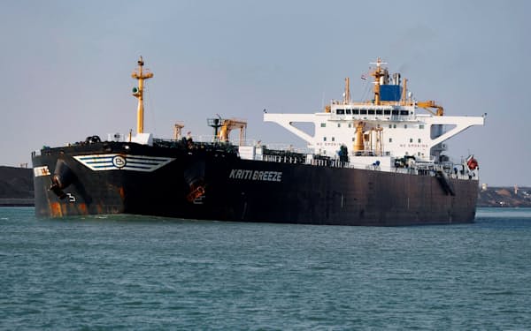 スエズ運河を運航する石油タンカー（2月）=ロイター