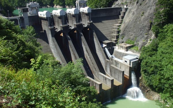 関西電力は水力発電を再生可能エネルギーでの安定電源と位置づける（富山県黒部市の出し平発電所）