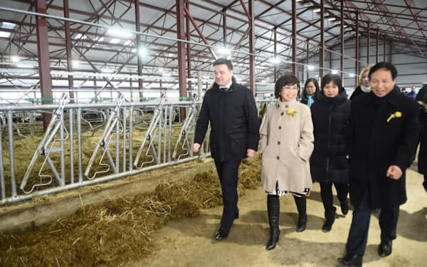 完成した酪農場を視察するＴＨグループのタイ・フオン会長（左から２人目、2018年、モスクワ）＝ＴＨグループ提供