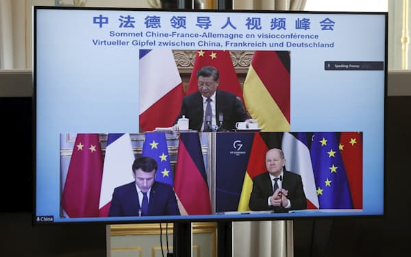 画面に映る中国の習近平氏、（上）、フランスのマクロン氏（左下）、ドイツのショルツ氏（仏大統領府のテレビ）=AP 