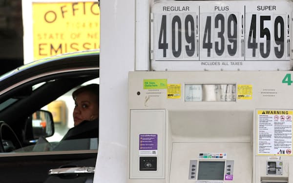 ガソリン高は米個人消費を圧迫する（７日、ニューヨーク市）＝ロイター