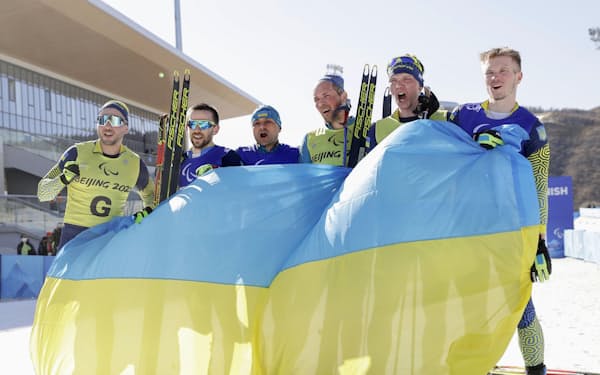 バイアスロン男子10キロ視覚障害で表彰台を独占したウクライナ勢。左から3人目は金メダルのビタリー・ルキアネンコ（8日）＝共同