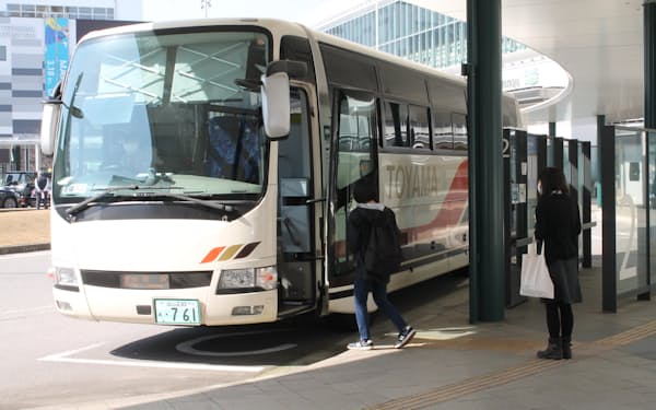 高速バス「富山―金沢線」の値上げは３年連続となる（ＪＲ富山駅前に停車中のバス）