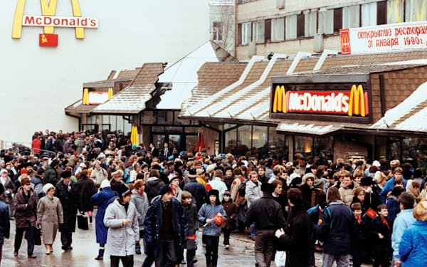 マクドナルドが1990年1月にオープンしたロシア（当時はソ連）１号店＝ロイター