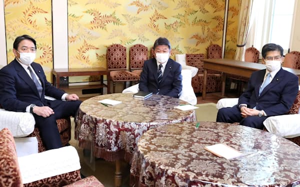 国会内で会談に臨む(左から)国民・榛葉、自民・茂木、公明・石井の各党幹事長=9日