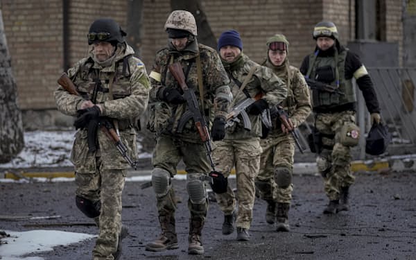 ウクライナ軍はロシア軍の攻撃に激しく抵抗している（８日、首都キエフ郊外）＝ＡＰ