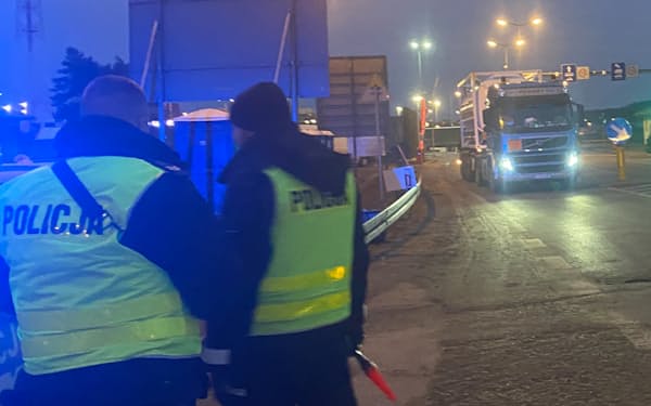 ポーランドで国際物流を担う運転手はウクライナ人が主力（南東部フレベンネの国境を通過するトラック）