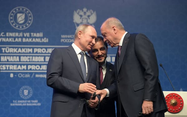 エルドアン大統領㊨はプーチン大統領と緊密な関係を築いてきた（2020年1月、イスタンブールで開かれたガスパイプラインの開通式）＝ロイター