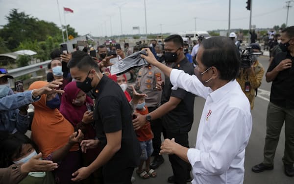 祝祭の布 6 ウィ スーチュン 蝶花束文様腰衣 日本経済新聞 祝祭の布 6 ウィ スーチュン 蝶花束文様腰衣 日本経済新聞