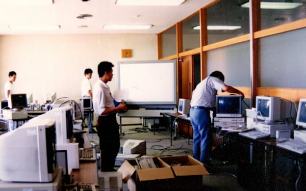 鳴門の公営施設に機材を持ち込む社員たち（1989年）