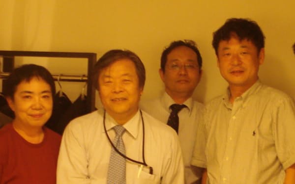 福良伴昭氏（右端）らと（2009年、左から２人目が筆者）