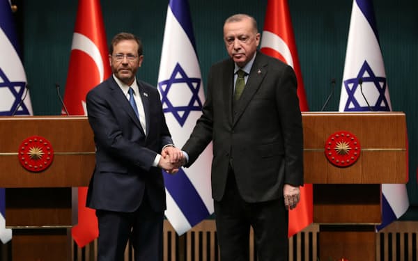 ９日、アンカラで会談したイスラエルのヘルツォグ大統領（左）とトルコのエルドアン大統領。イスラエル国家元首のアンカラ訪問は10年以上ぶり＝ロイター