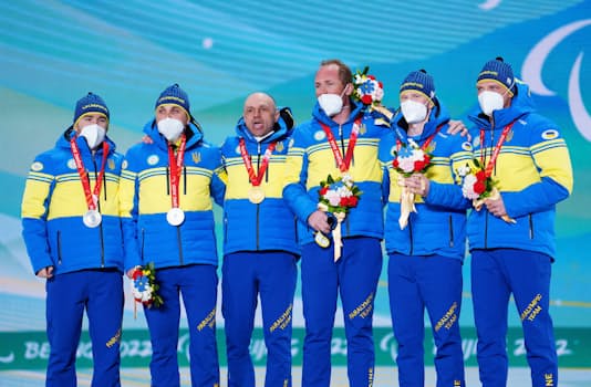 北京パラリンピックのバイアスロンで表彰台を独占するウクライナ代表選手（8日）=ロイター