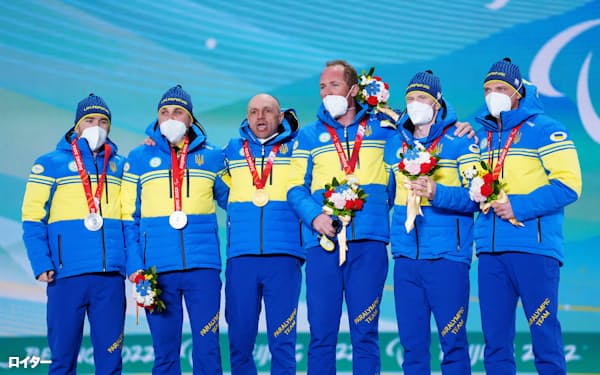 北京パラリンピックのバイアスロンで表彰台を独占するウクライナ代表選手(8日)=ロイター