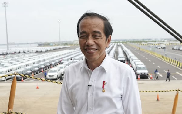 祝祭の布 6 ウィ スーチュン 蝶花束文様腰衣 日本経済新聞 祝祭の布 6 ウィ スーチュン 蝶花束文様腰衣 日本経済新聞